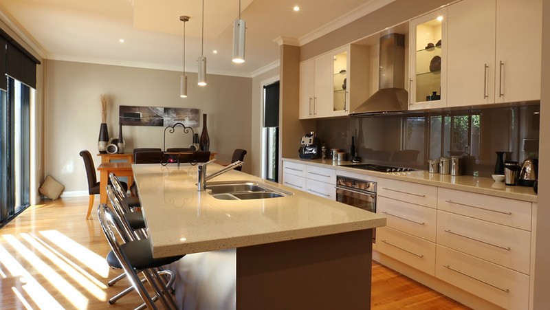 10 Small and Incredibly Functional Kitchen Ideas With Quartz Worktops That Bring Light and Brightness To Any Space